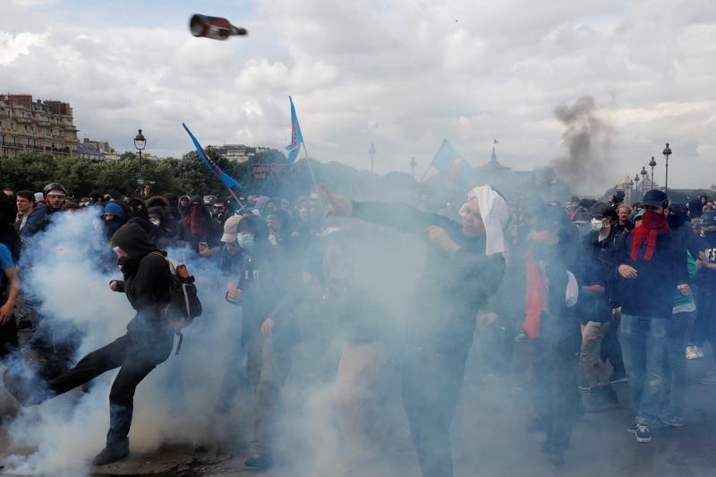 © Reuters. GOUVERNEMENT ET CGT SE REJETTENT LA RESPONSABILITÉ DES VIOLENCES