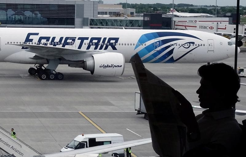 © Reuters. L'UNE DES DEUX BOÎTES NOIRES DU VOL MS804 D'EGYPTAIR REPÊCHÉE