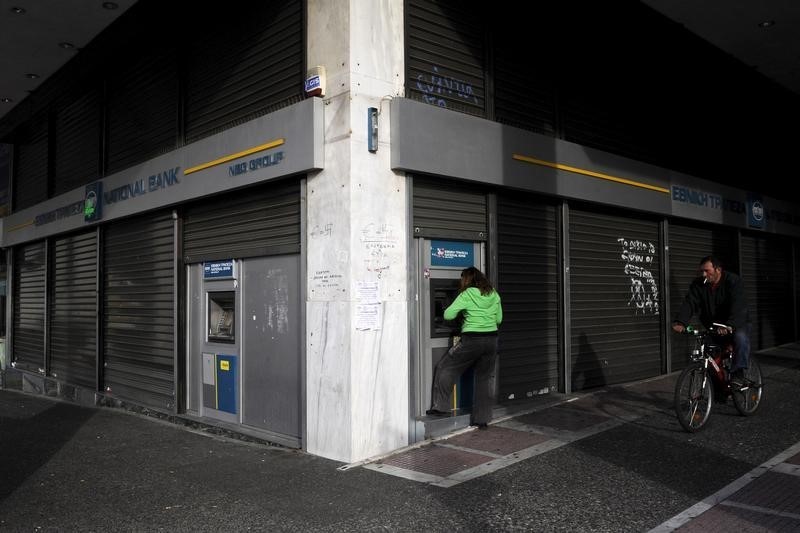© Reuters. El BCE podría restablecer la financiación barata para los bancos griegos