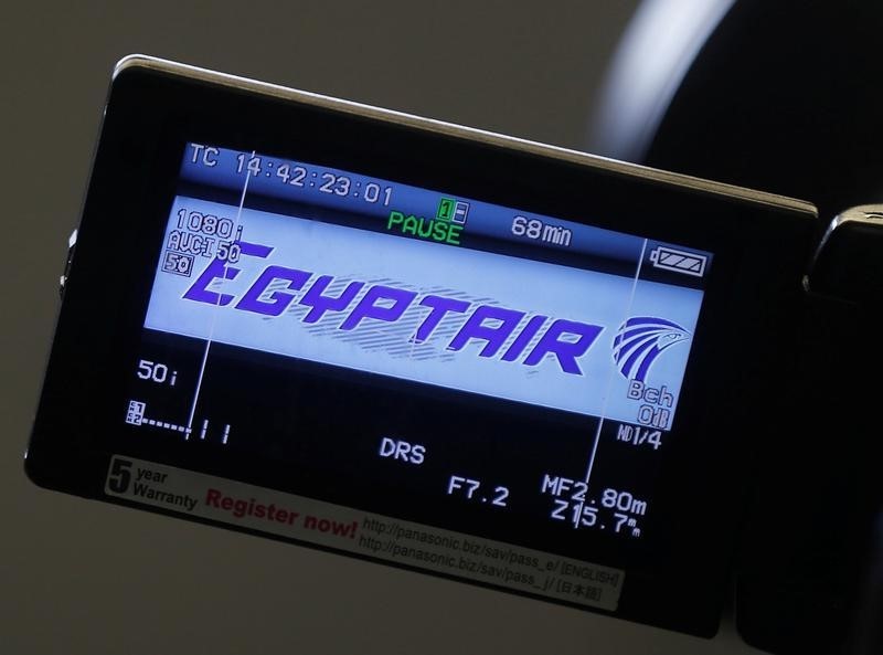 © Reuters. Recuperan la caja negra de avión EgyptAir que se estrelló en mayo