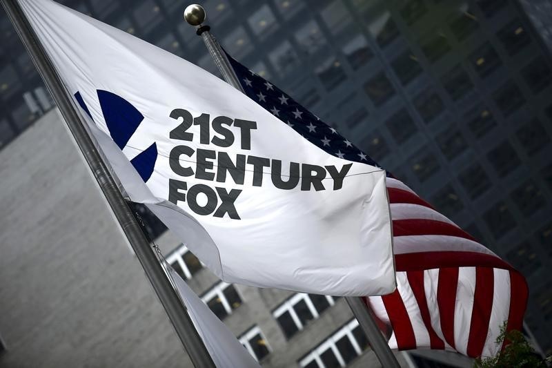 © Reuters. The flag of the Twenty-First Century Fox Inc is seen waving at the company headquarters in the Manhattan borough in New York