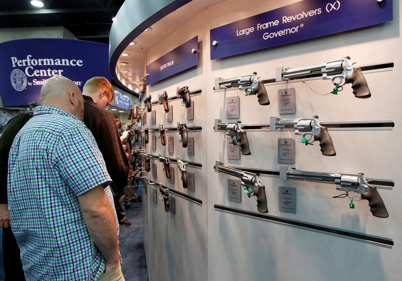 © Reuters. Gun enthusiasts look over Smith & Wesson guns at the National Rifle Association's annual meetings and exhibits show in Louisville
