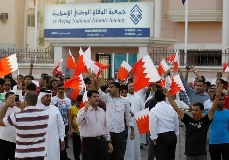 © Reuters. File photo of anti-government protesters shouting slogans while holding Bahraini flags during a protest outside Bahrain's leading opposition party Al Wefaq's headquarters in Manama