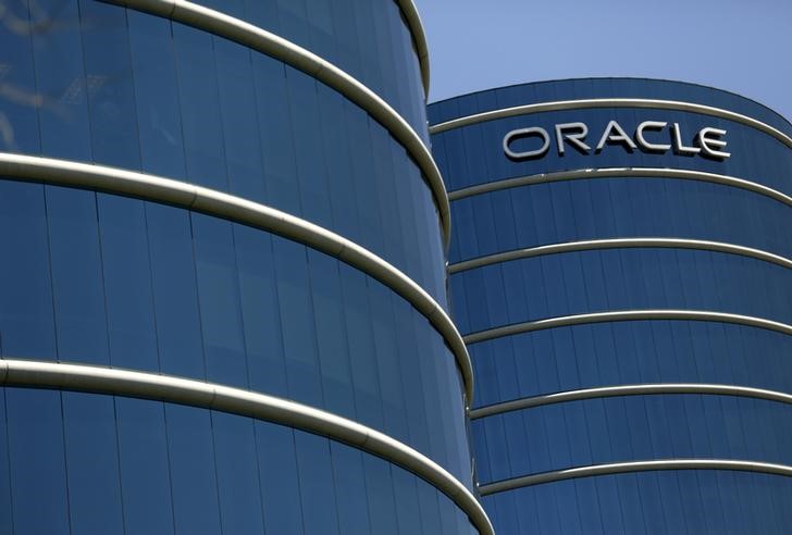 © Reuters. The Oracle logo is seen on its campus in Redwood City
