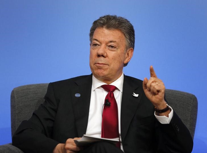 © Reuters. Juan Manuel Santos fala em cúpula em Londres