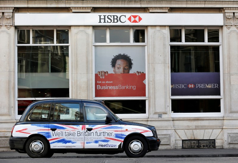 © Reuters. A taxi drives past a branch of HSBC bank in London