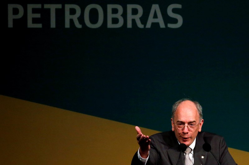 © Reuters. New chief executive of Brazil's state-run oil company Petroleo Brasileiro SA, Pedro Parente, gestures  during his inauguration ceremony in Rio de Janeiro