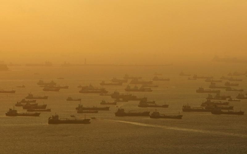 © Reuters. File photo of shipping vessels and oil tankers lining up on the eastern coast of Singapore