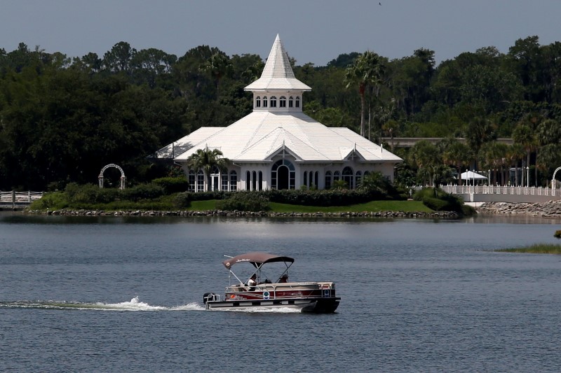 © Reuters. A search boat passes a wedding chapel at the Walt Disney World resort in Orlando, Florida