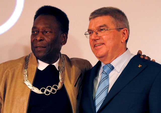 © Reuters. President of the International Olympic Committee Bach and Brazilian soccer legend Pele pose for picture at the Pele Museum in Santos