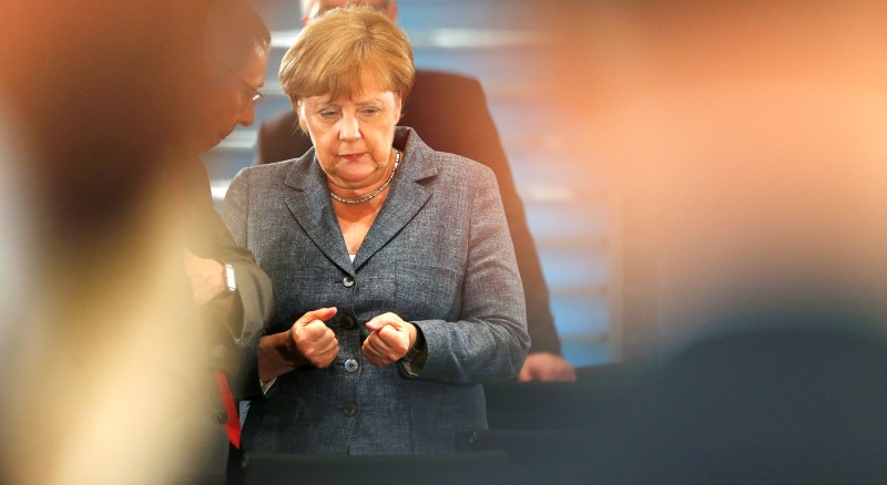 © Reuters. German Chancellor Merkel attends a meeting with the state premiers at the chancellery in Berlin