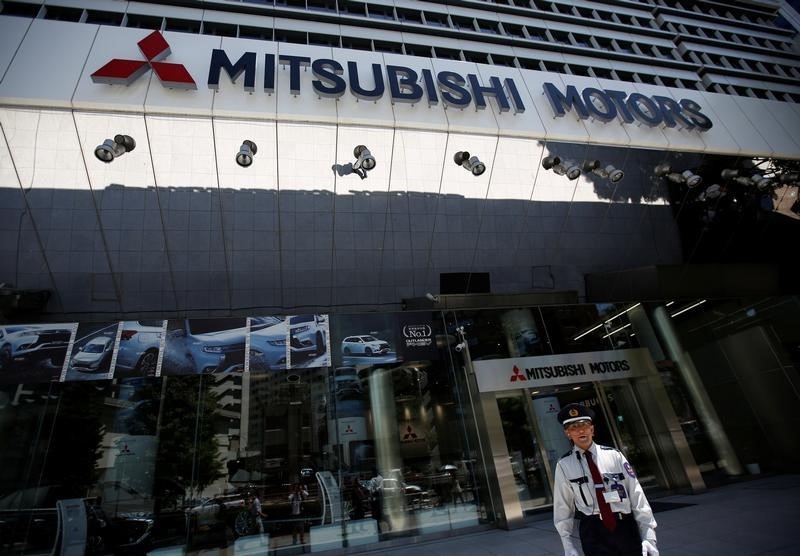 © Reuters. A security personnel walks in front of Mitsubishi Motors Corp's headquarters in Tokyo, Japan
