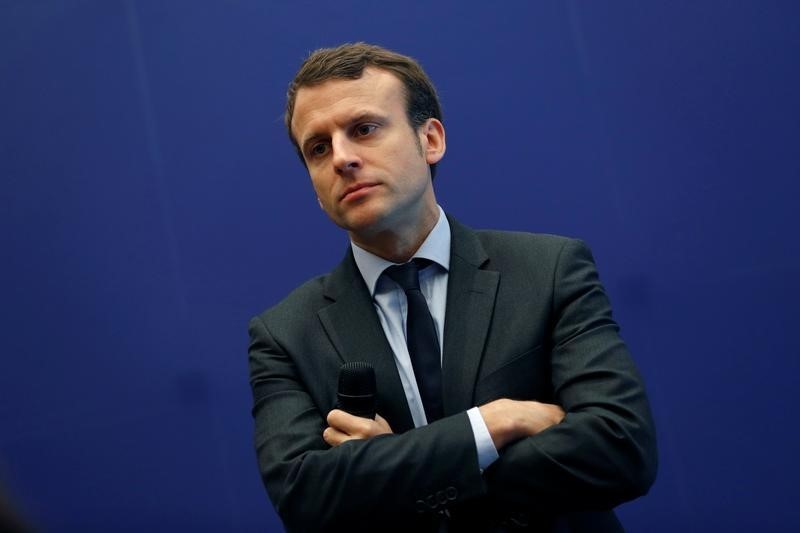 © Reuters. EMMANUEL MACRON DIT NE PAS ÊTRE CANDIDAT À LA PRÉSIDENTIELLE