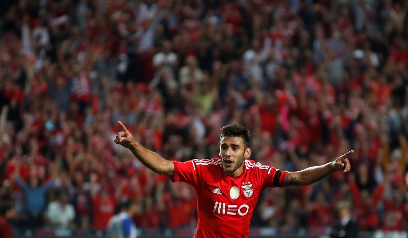 © Reuters. Benfica's Salvio celebrates his goal against Arouca during their Portuguese premier league soccer match against Arouca at Luz stadium in Lisbon