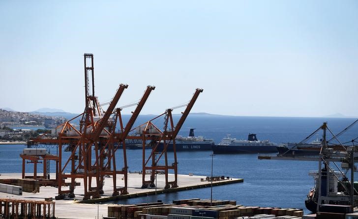 © Reuters. View of the Piraeus Container Terminal, near Athens