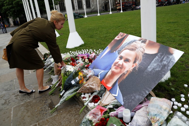 © Reuters. Reino Unido llora a diputada asesinada; suspenden campañas para el referéndum