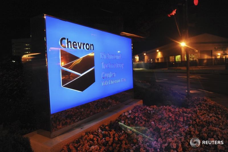 © Reuters. Вывеска на НПЗ Chevron в Ричмонде, Калифорния