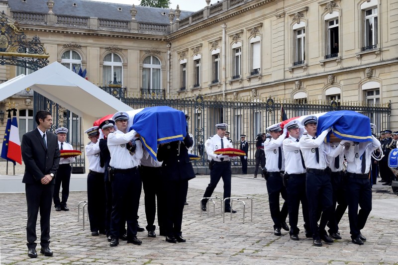 © Reuters. CÉRÉMONIE D'HOMMAGE AUX DEUX POLICIERS TUÉS DANS LES YVELINES