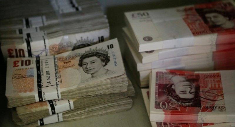 © Reuters. Wads of Pound Sterling banknotes are pictured at the GSA company's headquarters in Vienna