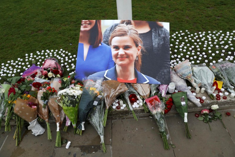 © Reuters. Flores em homenagem a Jo Cox deixadas em Londres