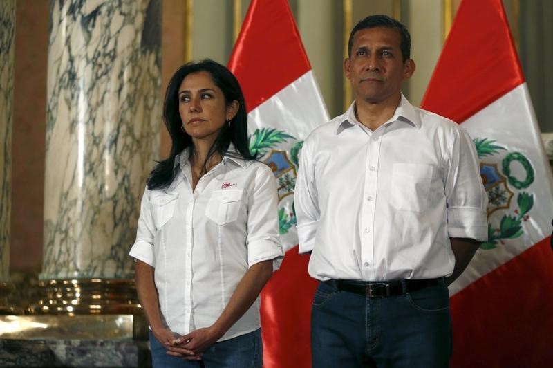 © Reuters. Presidente do Peru, Ollanta Humalla, e esposa, Nadine Heredia, durante cerimônia em Lima