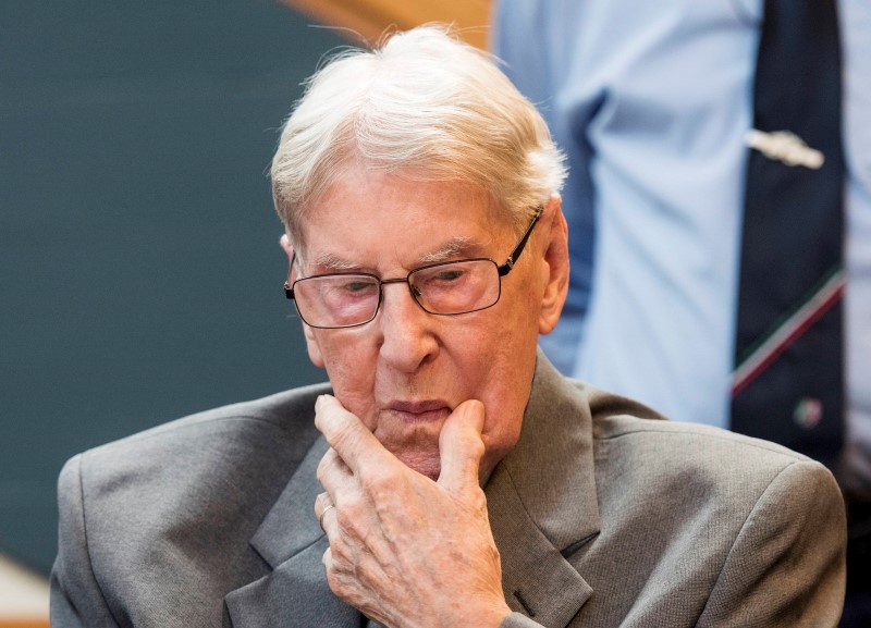 © Reuters. CINQ ANS DE PRISON POUR UN EX-GARDIEN D'AUSCHWITZ