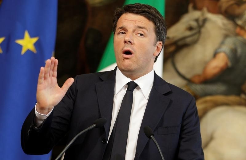 © Reuters. Italian PM Renzi talks during a news conference with Dutch PM Rutte at Chigi palace in Rome