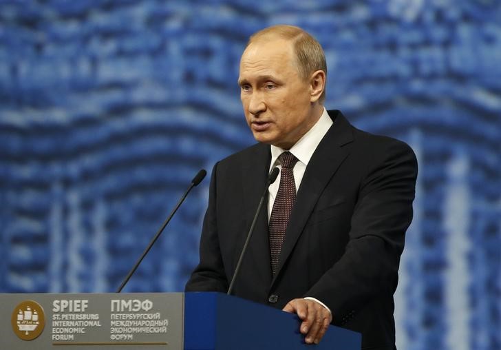 © Reuters. Владимир Путин на Петербургском международном экономическом форуме