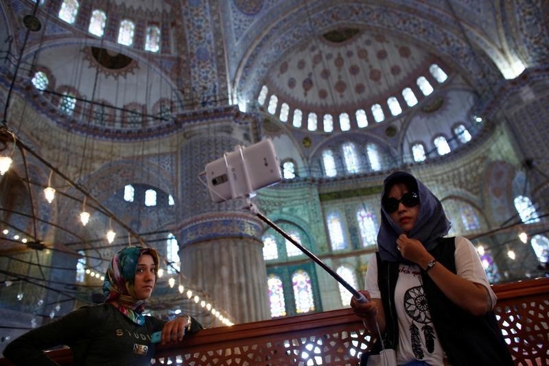 © Reuters. وزير: إيرادات تركيا من السياحة في 2016 ستكون أقل من 30 مليار دولار
