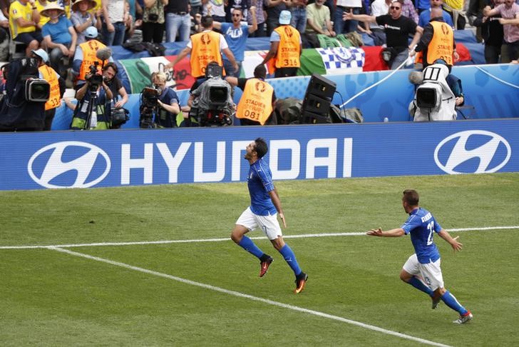 © Reuters. Un gol de Eder en los últimos minutos clasifica a Italia a octavos en Eurocopa