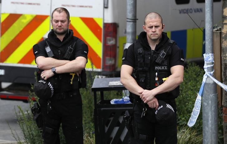 © Reuters. Policiais fazem 1 minuto de silêncio em local de assassinato de Jo Cox em Birstal