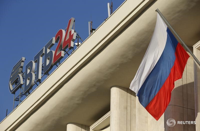 © Reuters. Логотип банка ВТБ 24 на крыше здания в Москве
