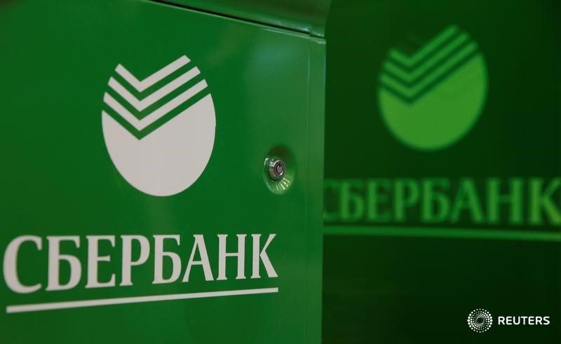 © Reuters. Logos of Sberbank are seen on ATM machines at its branch in Moscow