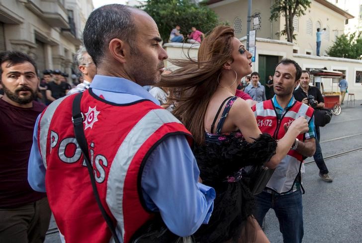 © Reuters. Policial detém ativista dos direitos LGBT em Istambul