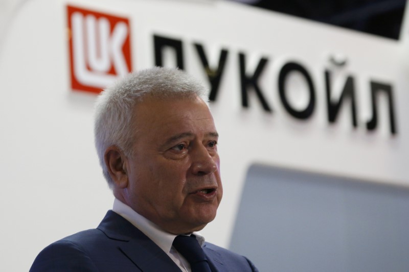 © Reuters. Lukoil CEO Alekperov talks to journalists at St. Petersburg International Economic Forum 2016