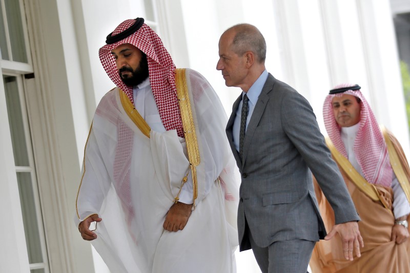 © Reuters. Saudi Arabia's Deputy Crown Prince and Minister of Defense Mohammed Bin Salman arrives at the Oval Office of the White House for a meeting with U.S. President Obama in Washington