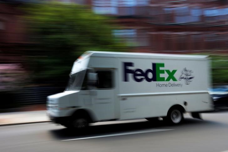 © Reuters. A Fedex driver delivers packages in Boston