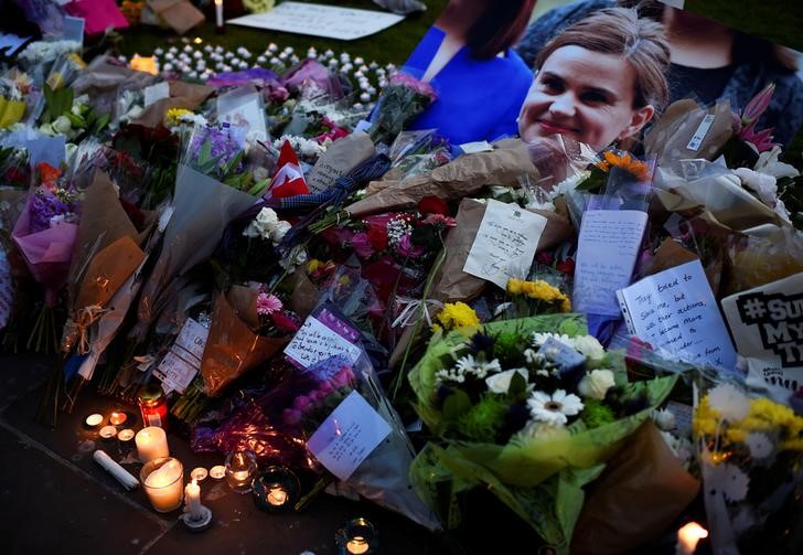 © Reuters. Homenagens à parlamentar morta Jo Cox, em Londres