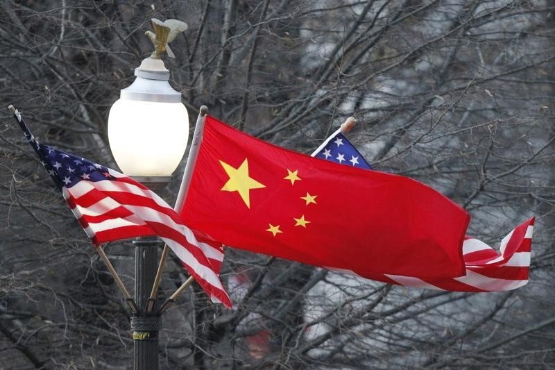 © Reuters. China's national flag is flanked by the U.S. flag along Pennsylvania Avenue near the U.S. Capitol in Washington