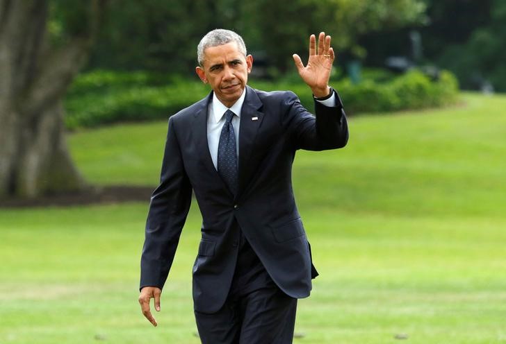 © Reuters. Obama acena ao chegar à Casa Branca, em Washington