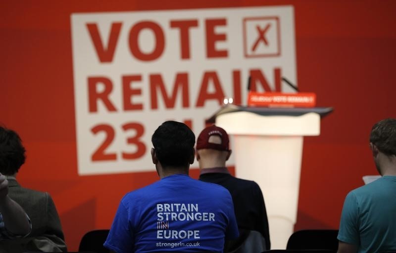 © Reuters. Vote Remain supporters arrive for an event at Manchester Metropolitan University's student Union in Manchester, northern England