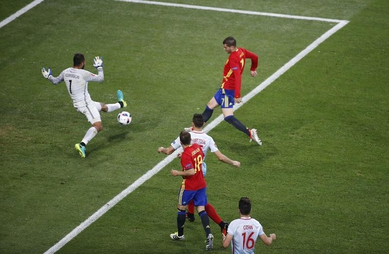 © Reuters. Un doblete de Morata lleva a España a octavos de la Eurocopa, Italia avanza