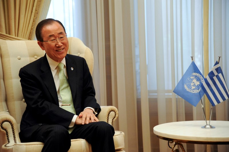 © Reuters. U.N. Secretary-General Ban Ki-moon meets with Greek PM Tsipras at the Maximos Mansion in Athens