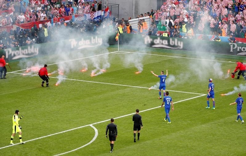 © Reuters. La UEFA advierte de posibles sanciones a las federaciones de Croacia y Turquía
