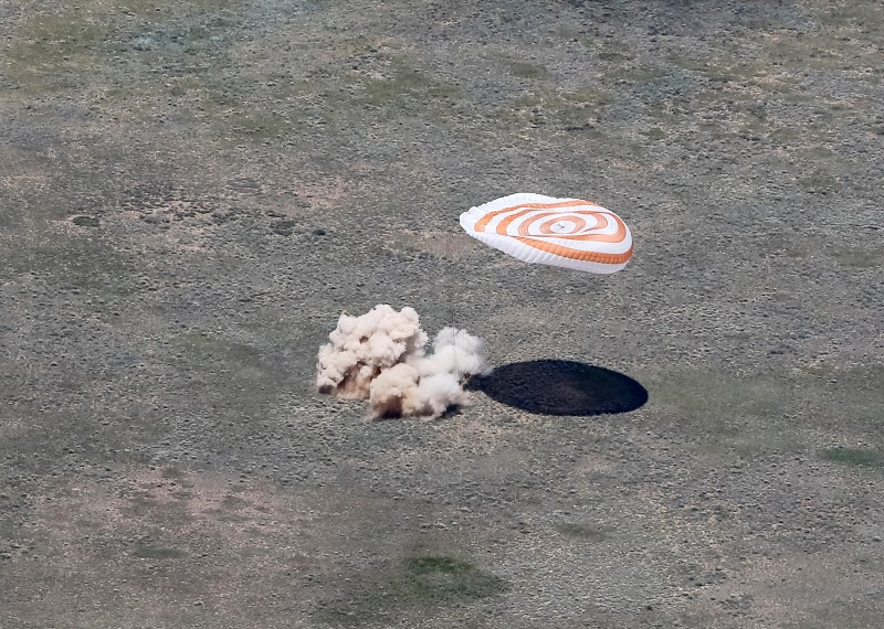 © Reuters. UNE CAPSULE SOYOUZ DE RETOUR SUR TERRE EN PROVENANCE DE L'ISS