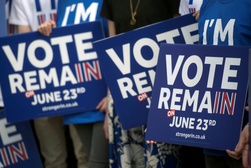 © Reuters. British Prime Minister David Cameron attends 'Stronger In' campaign event