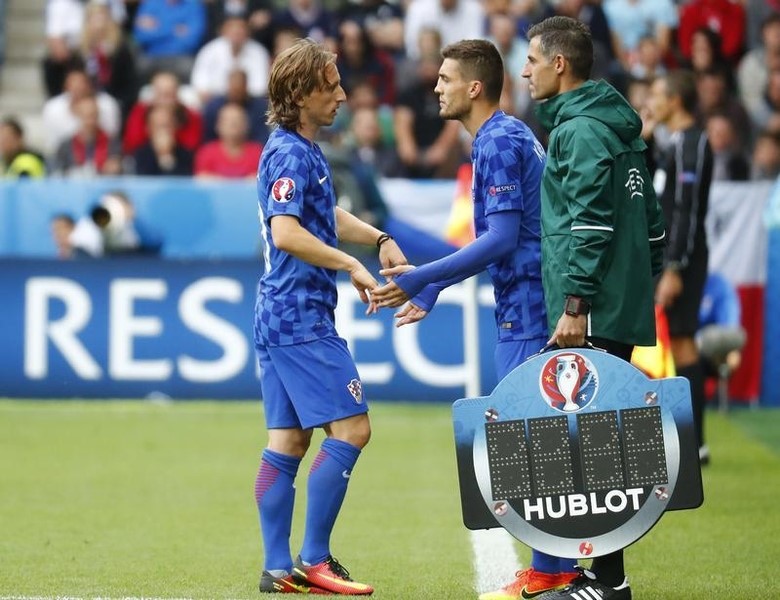 © Reuters. El croata Modric podría perderse el  partido frente a España por lesión