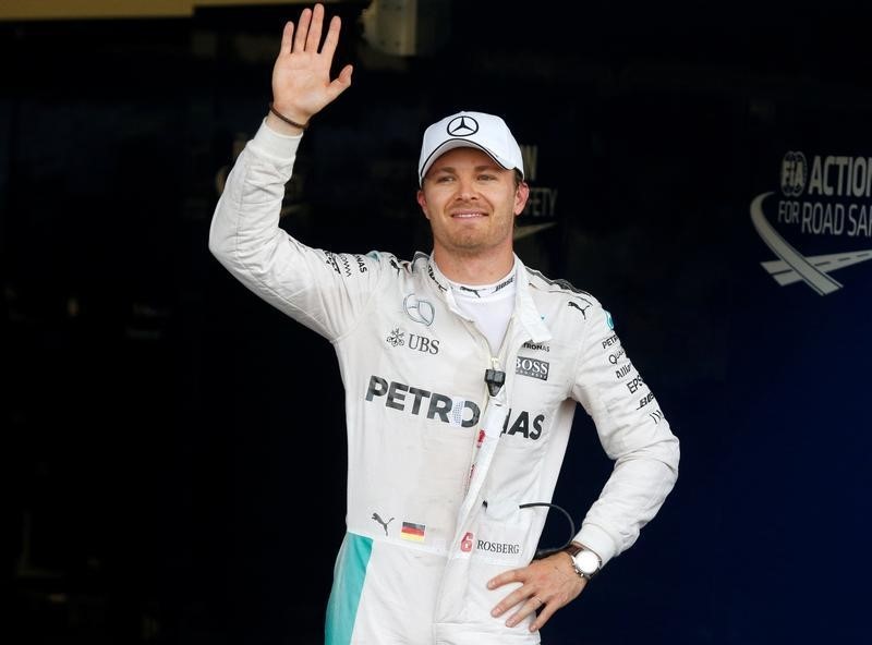 © Reuters. Nico Rosberg gana la "pole" para Gran Premio de Azerbaiyán