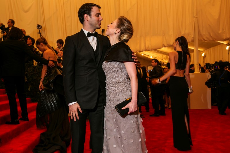 © Reuters. Chelsea Clinton arrives with husband Marc Mezvinsky at the Metropolitan Museum of Art Costume Institute Benefit celebrating the opening of "PUNK: Chaos to Couture" in New York