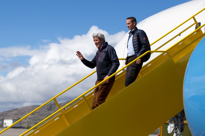 © Reuters. U.S. Secretary of State John Kerry waves as he arrives in Greenland with Danish Foreign Minister Kristian Jensen for a tour of the Illulissat Icefjord and Jakobshavn Glacier